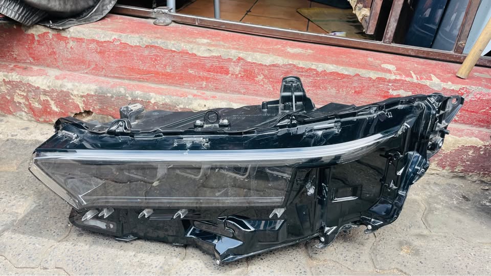 Toyota Crown Crossover headlight - Private Seller