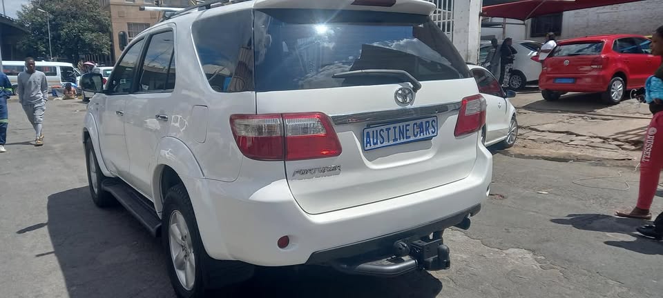 2010 TOYOTA FORTUNER 3.0 D4D DIESEL AUTOMATIC TRANSMISSION, WHITE COLOUR