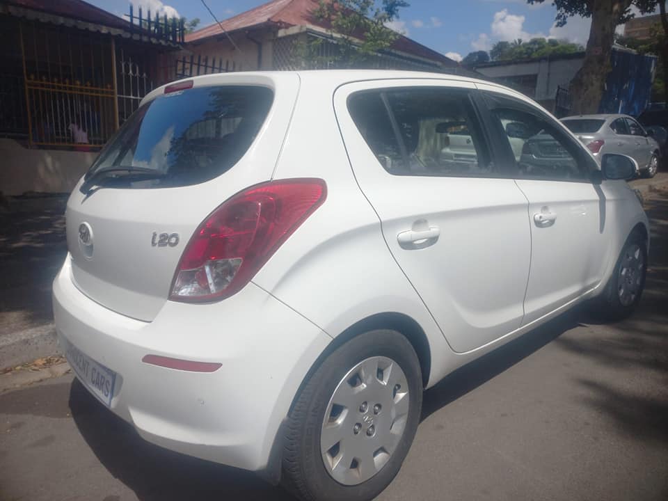 2012 HYUNDAI i20 1.4 PETROL, MANUAL, WHITE COLOR, MILEAGE 77000KMS
