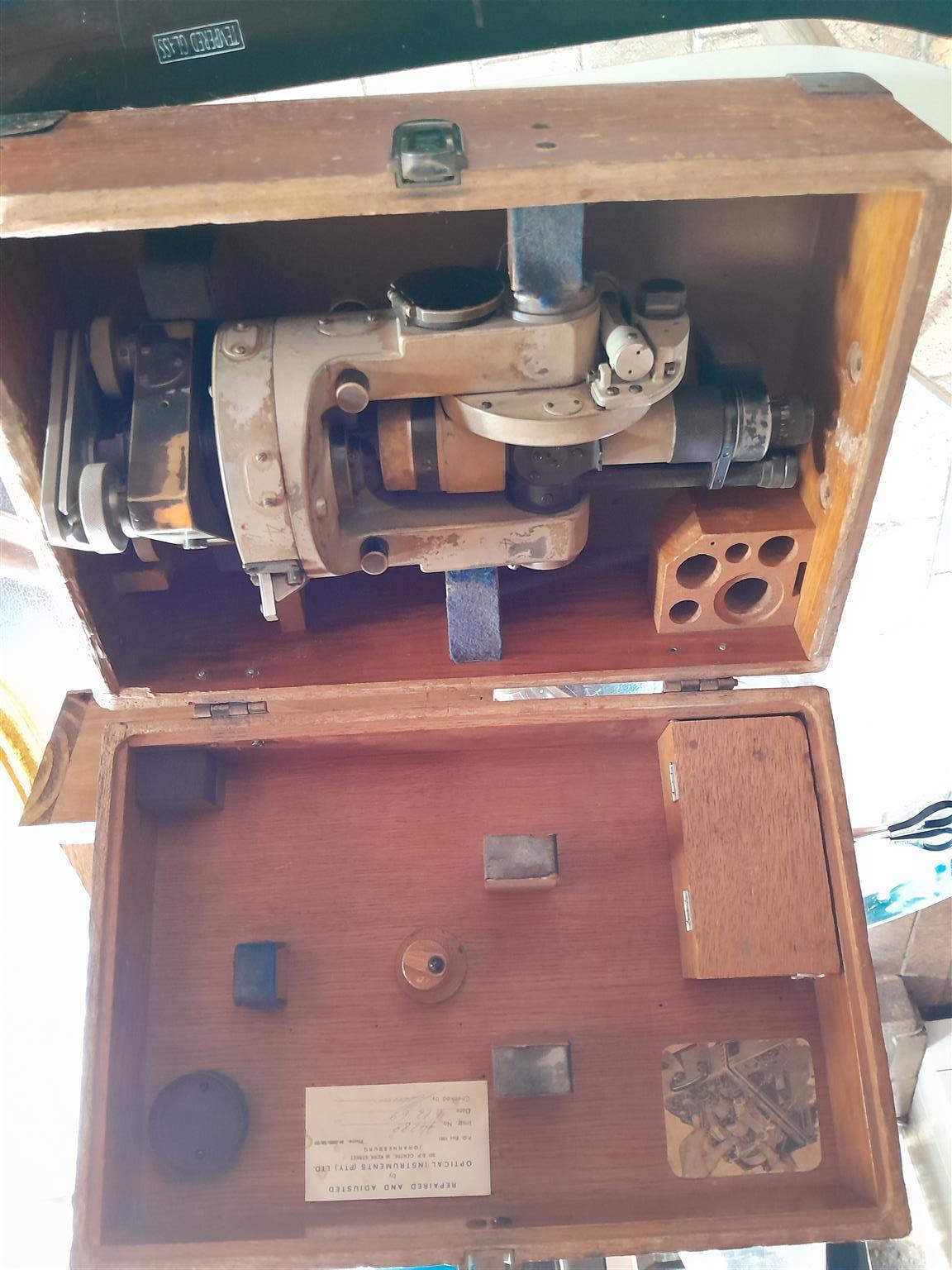Tedioliet en dumpy level met Tripod,nog oorspronklik Tedioliet en dumpy level met Tripod,nog oorspronklik