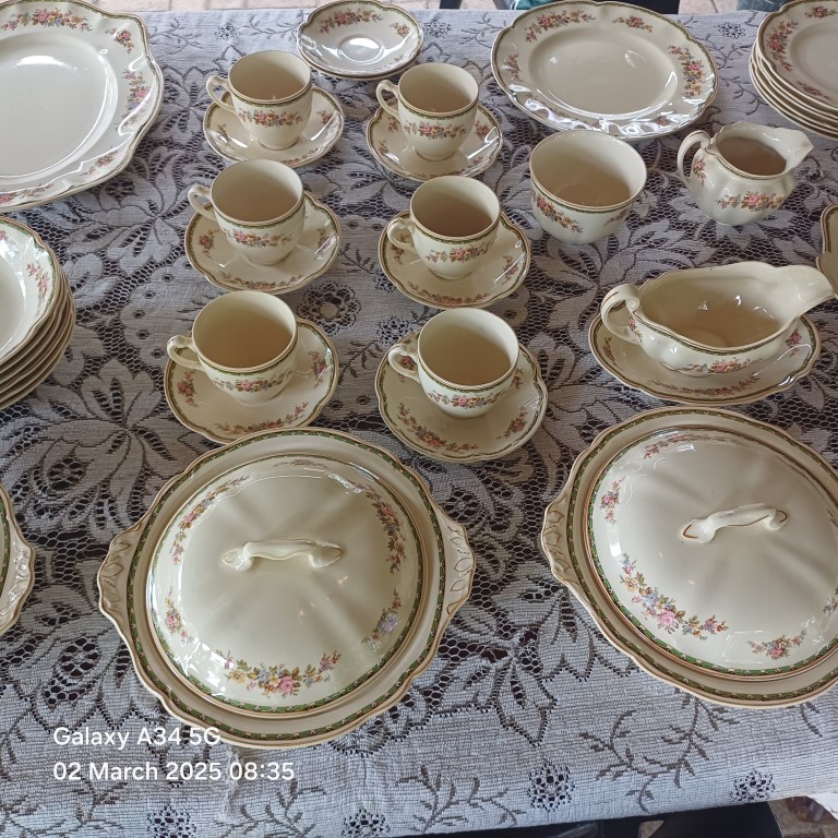 JOHNSON BROS 44 PIECE STUNNING VINTAGE SET