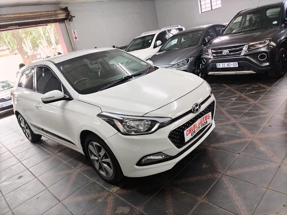 2016 Hyundai i20 Automatic 1.4 White, Service book, reverse sensor 71000km
