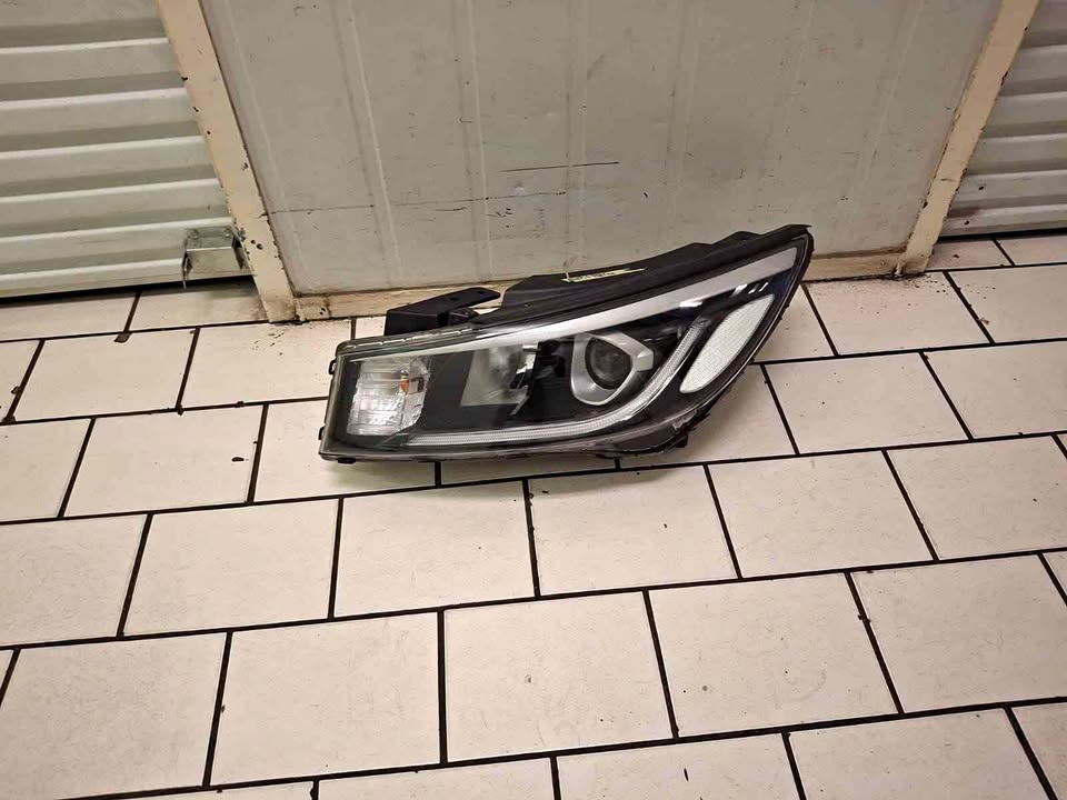 KIA SEDONA HEADLIGHT LEFT SIDE - Private Seller KIA SEDONA HEADLIGHT LEFT SIDE - Private Seller