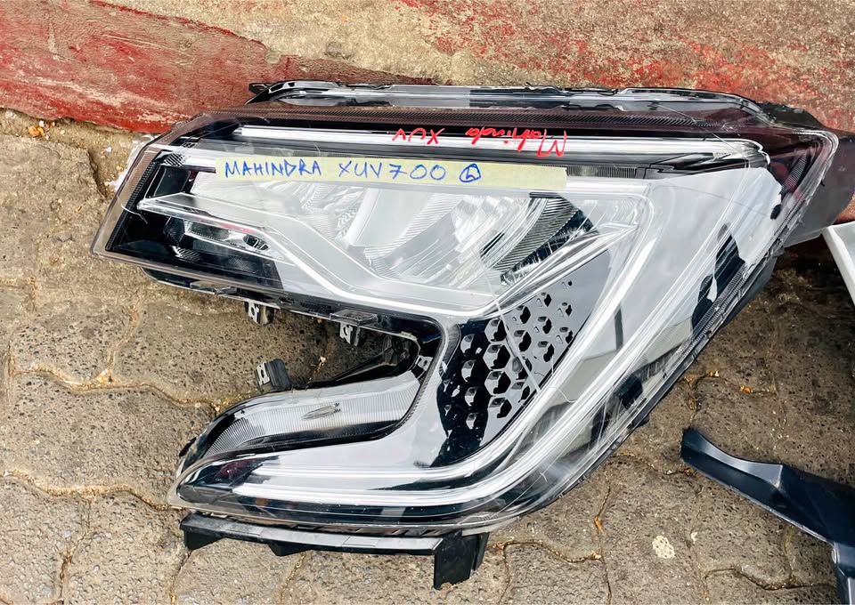 Mahindra XUV700 headlight - Private Seller Mahindra XUV700 headlight - Private Seller