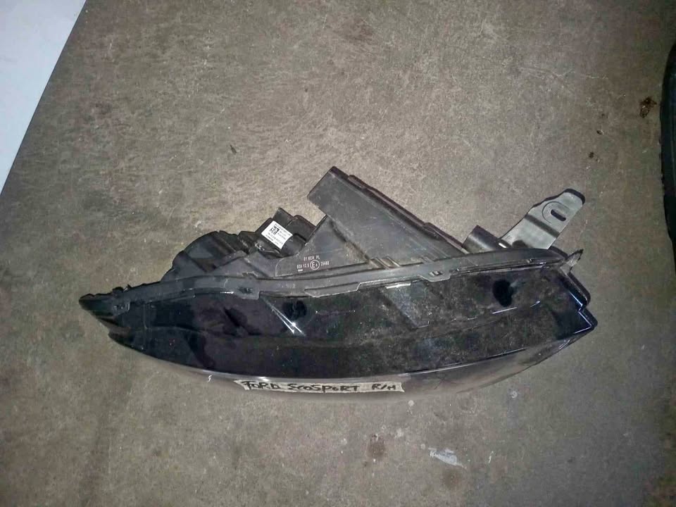 Ford Ecosport right headlight