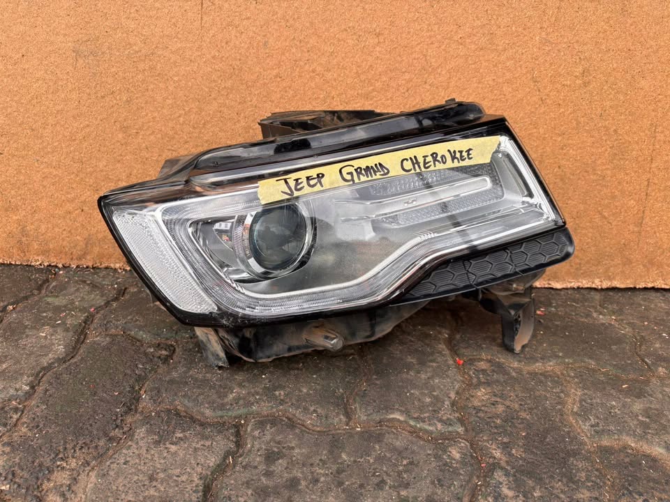 Jeep Grand Cherokee Headlight - Private Seller Jeep Grand Cherokee Headlight - Private Seller