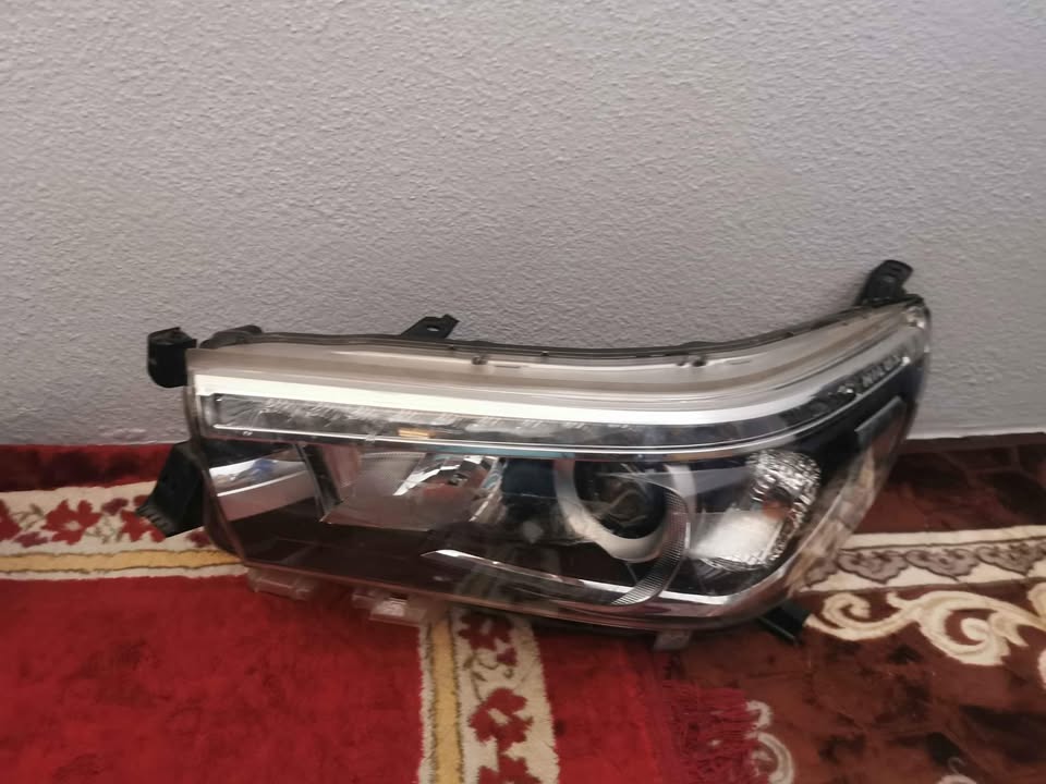 Toyota Hillux GD6 is a left xenon headlight - Private Seller Toyota Hillux GD6 is a left xenon headlight - Private Seller