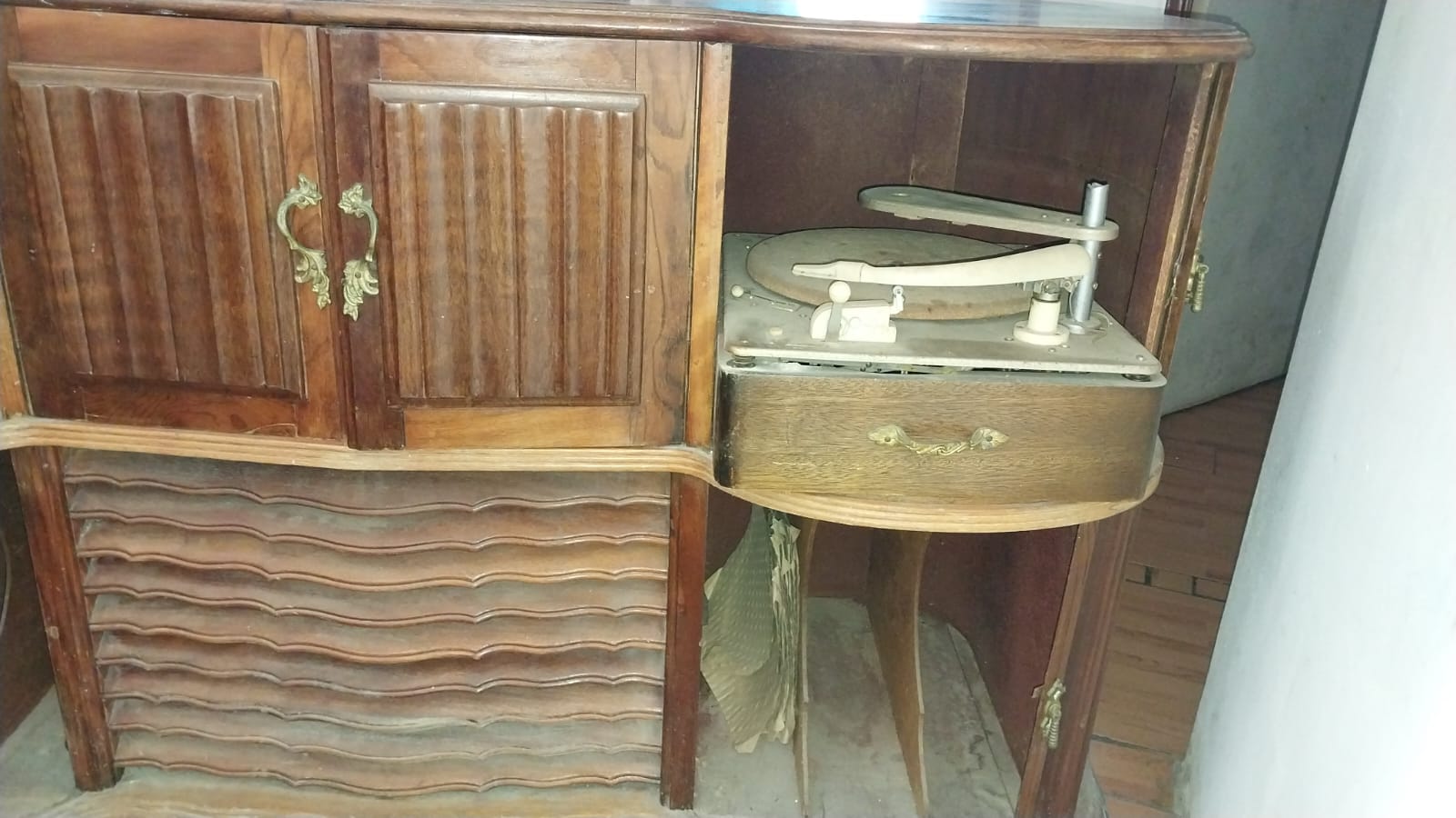 ANTIQUE RADIO CABINET