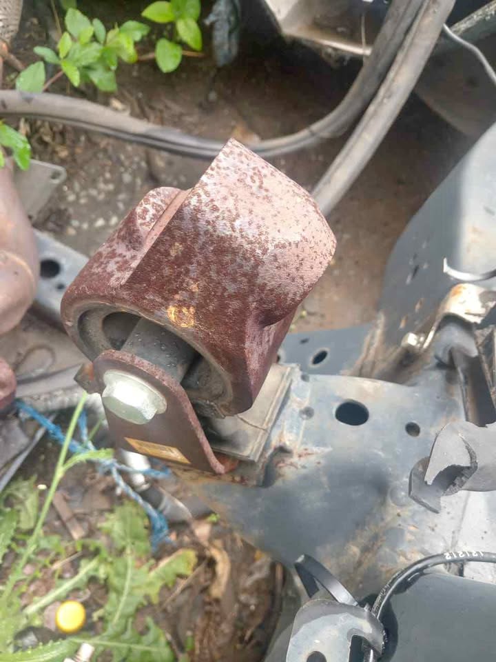 Ford ranger t6 2.2 clubcab left engine mounting - Private Seller Ford ranger t6 2.2 clubcab left engine mounting - Private Seller