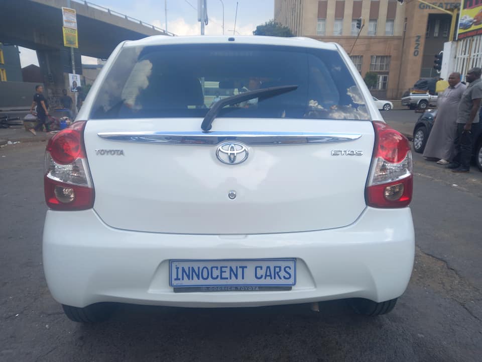 2014 TOYOTA ETIOS HATCHBACK 1.5 PETROL, MANUAL TRANSMISSION, WHITE COLOUR, MILEAGE 93000KM