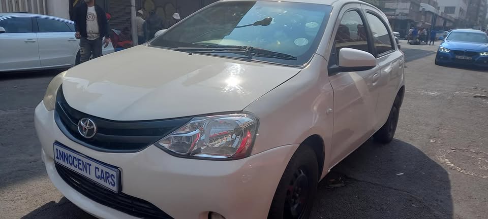 2014 TOYOTA ETIOS 1.5 SPRINTER 5Dr. HATCHBACK, MANUAL TRANSMISSION, WHITE COLOUR, 86000KM