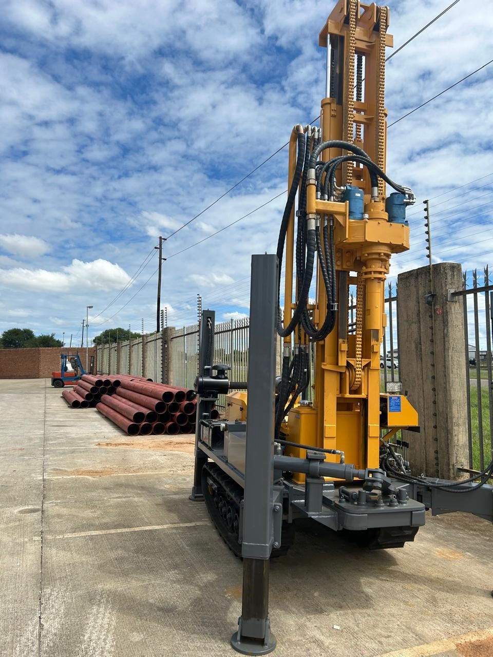 Compact Rover Rig The ECR180CR Drill Rig is a compact and highly mobile drilling rig ...