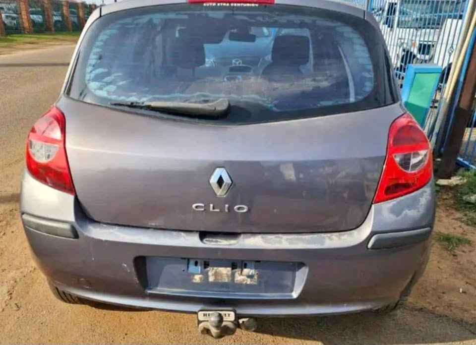 2003 Renault Clio 3 stripping for parts my number WhatsApp or cell