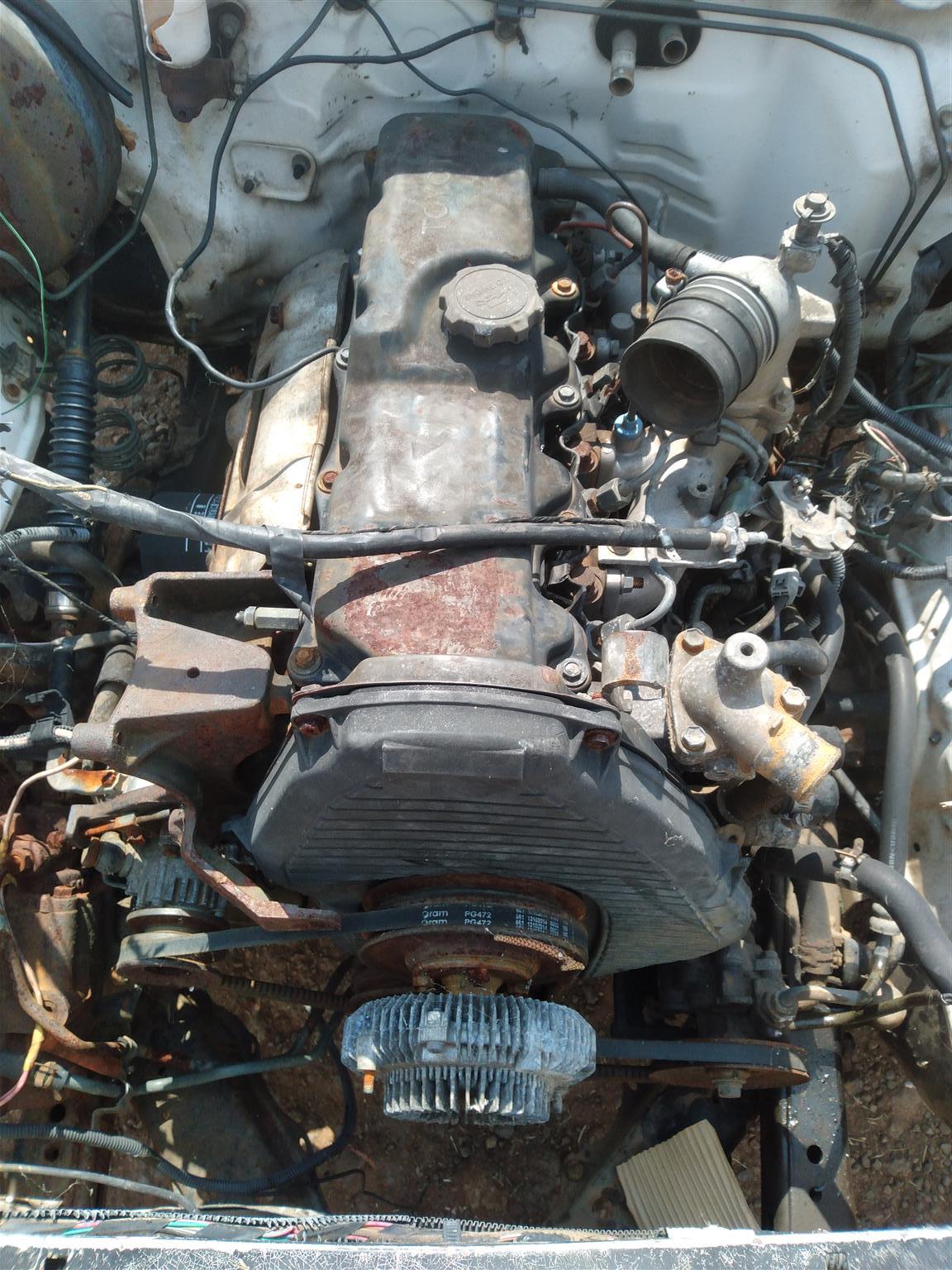 Toyota hilux 2.4 stripping for spares - Private Seller