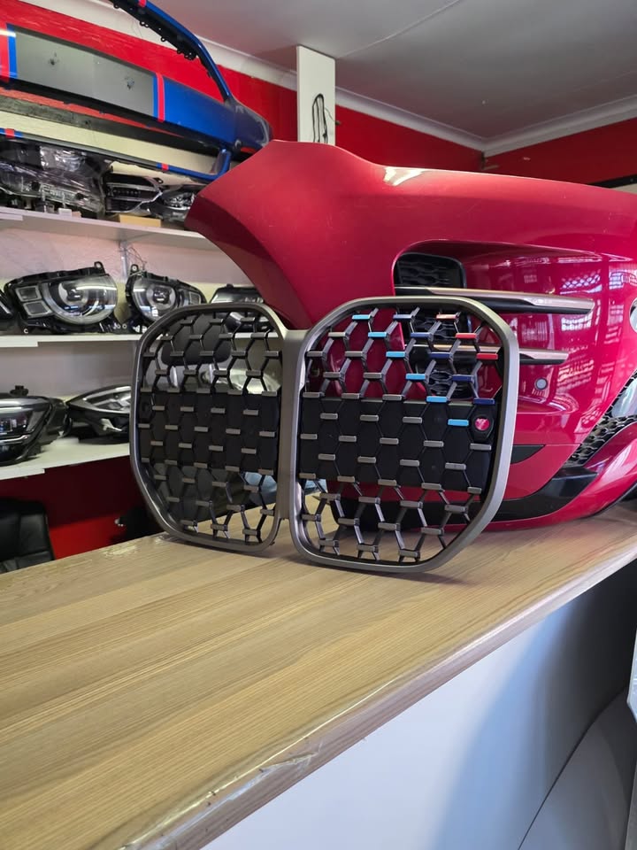 2023 BMW 4 SERIES M440I FRONT MAIN GRILL BLACK WITH TRI COLOUR (CAMERA WHOLE) - Private Seller 2023 BMW 4 SERIES M440I FRONT MAIN GRILL BLACK WITH TRI COLOUR (CAMERA WHOLE) - Private Seller