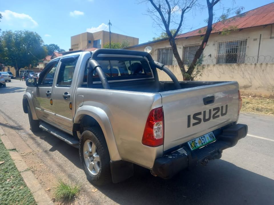 2010 Isuzu KB250 LE Diesel, Double cab, MANUAL, SILVER, 115000kms
