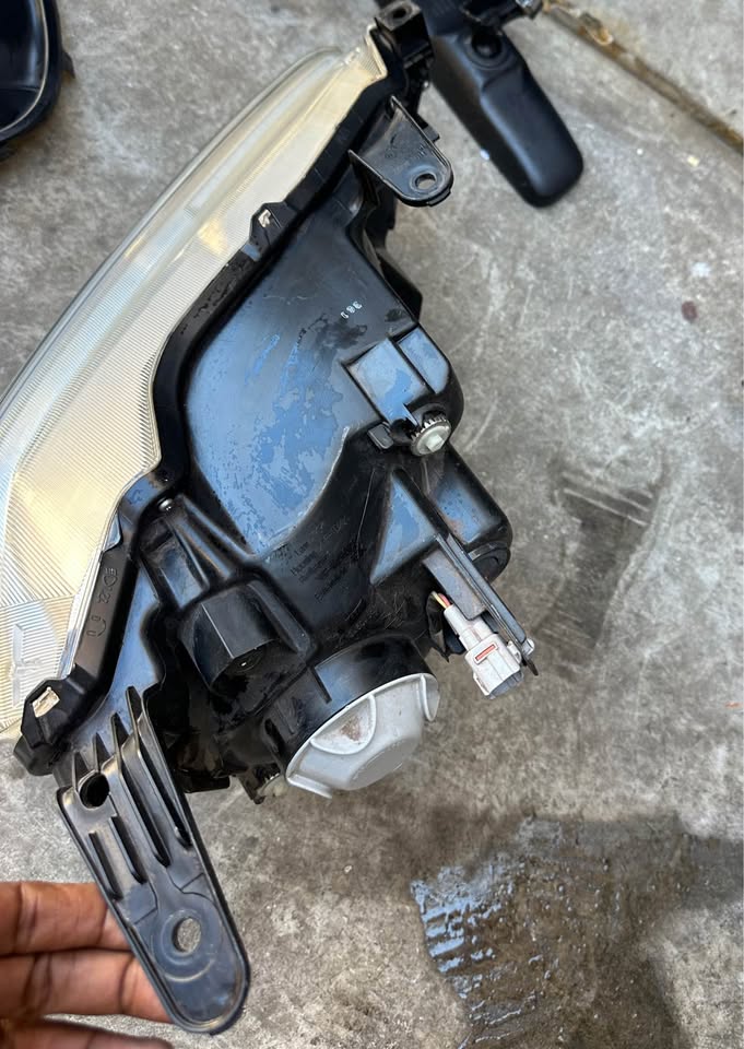 Isuzu Dmax left side headlight - Private Seller Isuzu Dmax left side headlight - Private Seller
