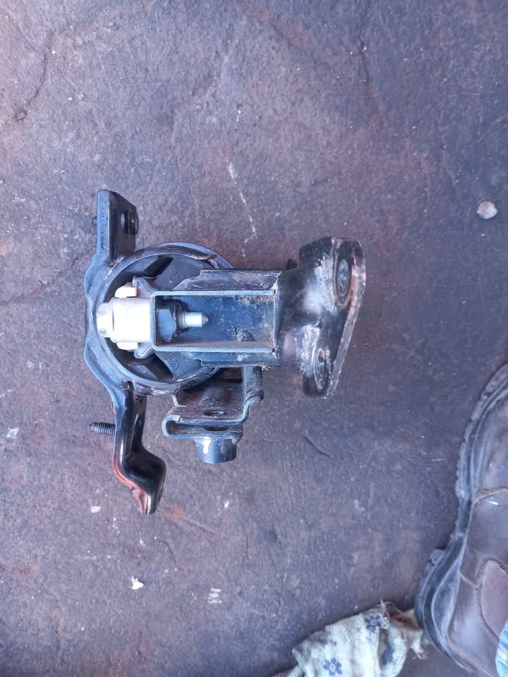 Polo Vivo 9n3 gearbox Mounting in excellent condition