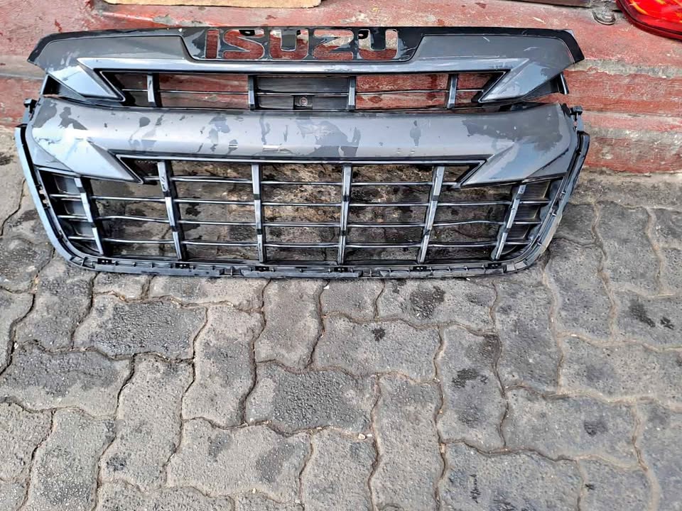 ISUZU DMAX MAIN GRILL UP AND DOWN - Private Seller ISUZU DMAX MAIN GRILL UP AND DOWN - Private Seller