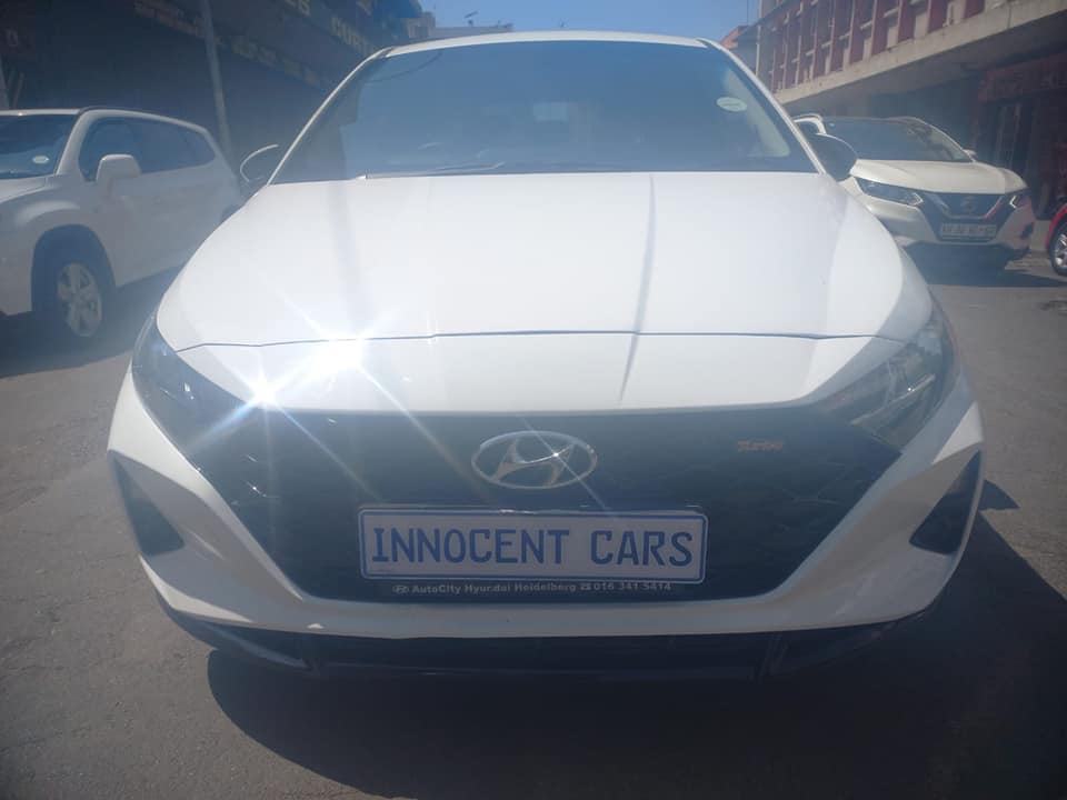 2022 HYUNDAI i20 1.0T PETROL ENGINE, AUTOMATIC TRANSMISSION, WHITE COLOUR, MILEAGE