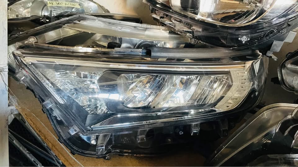 Toyota RAV4 LED HEADLIGHT 2019/21 - Private Seller Toyota RAV4 LED HEADLIGHT 2019/21 - Private Seller