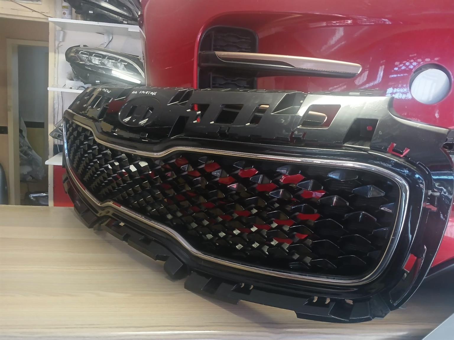 2018 KIA SPORTAGE MAIN GRILL IN PRESTINE CONDITION - Private Seller