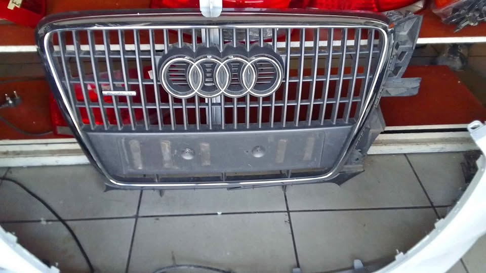 AUDI Q7 grill - Private Seller AUDI Q7 grill - Private Seller