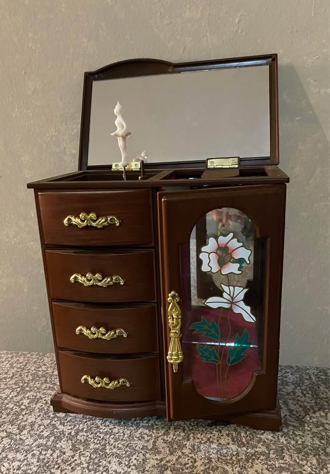Vintage jewellery and music box