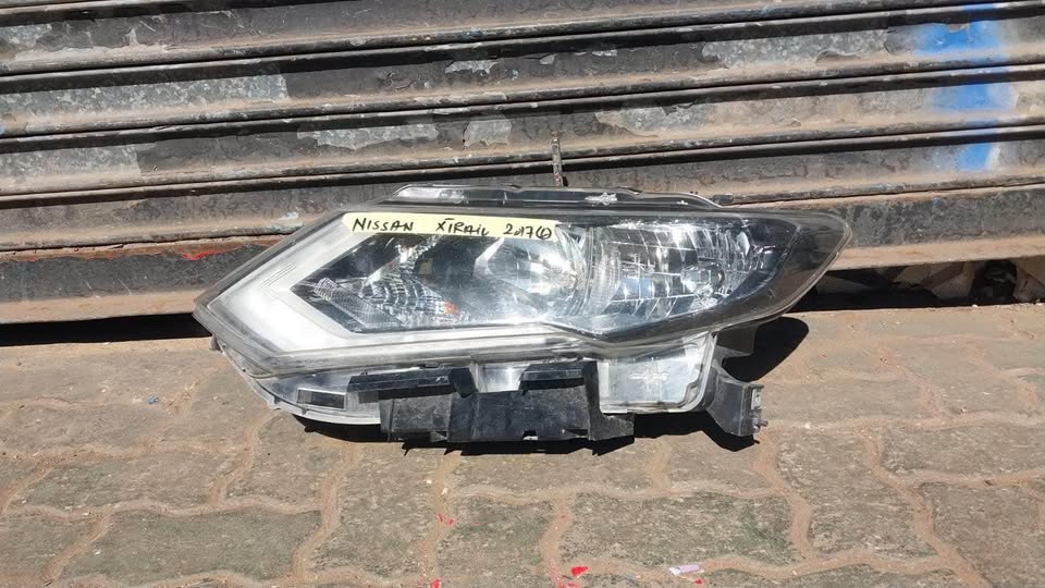 Nissan X-Trail headlight 2017 - Private Seller Nissan X-Trail headlight 2017 - Private Seller