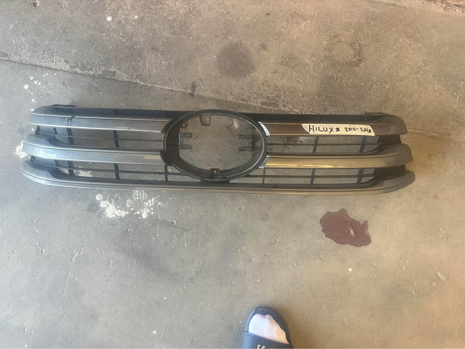 Toyota Hilux 2015-2018 top grill - Private Seller Toyota Hilux 2015-2018 top grill - Private Seller