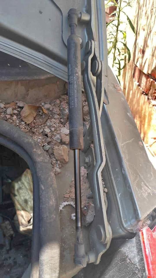 Volvo S40 boot shock