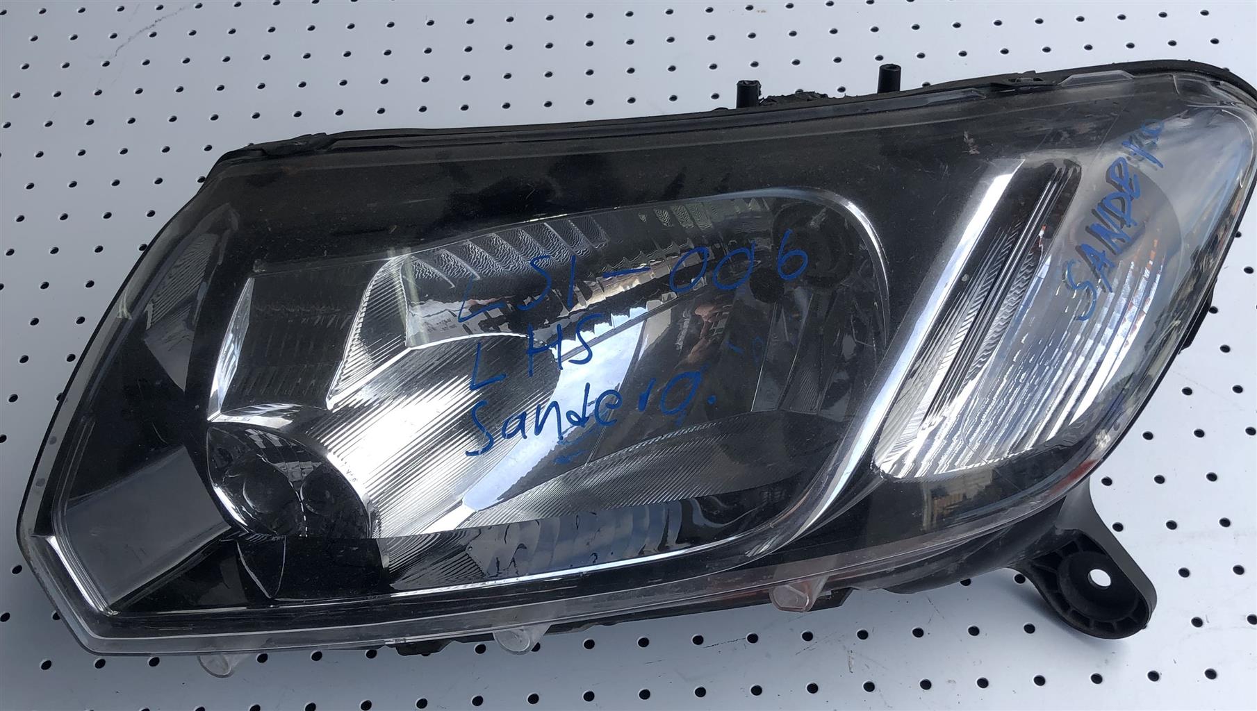 RENAULT SANDERO 900T LEFT HEADLIGHT (LS1-006) - Private Seller