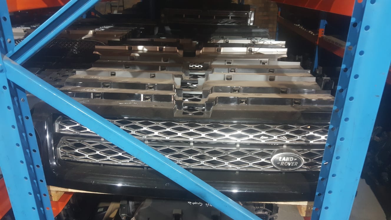2010 Discovery 4 3.0l TDV6 Grille for sale