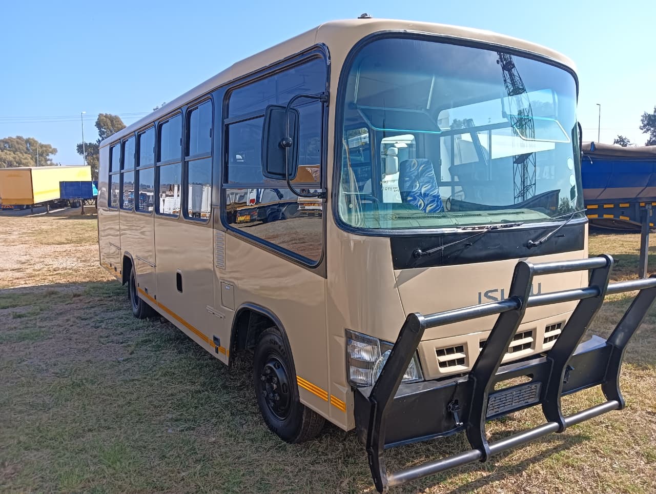 2005 Isuzu 25 seater Bus for sale.Only has 110 000km. Great condition for sale