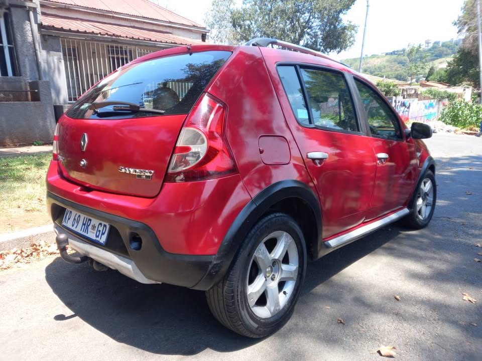 2012 Renault Sendero Engine Capacity 1.6 Color Maroon Mileage 200,000kms