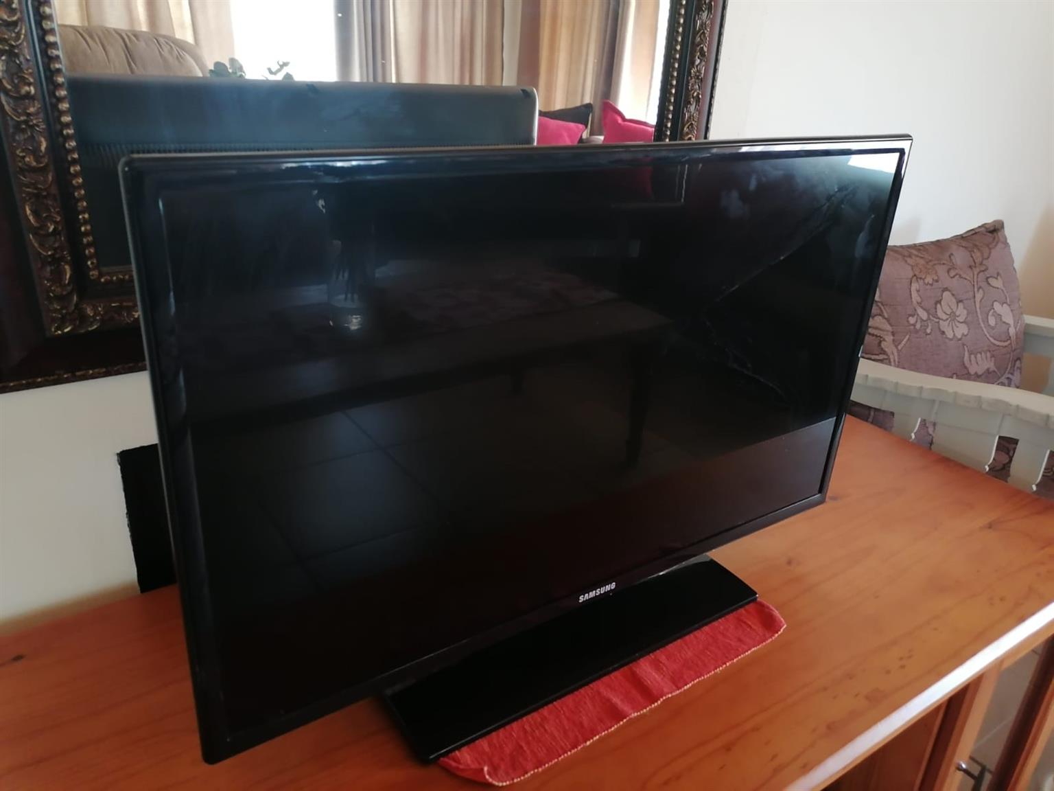 Samsung TV 74cm * 44cm