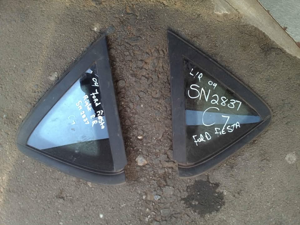 2009 ford fiesta small back glass - Private Seller