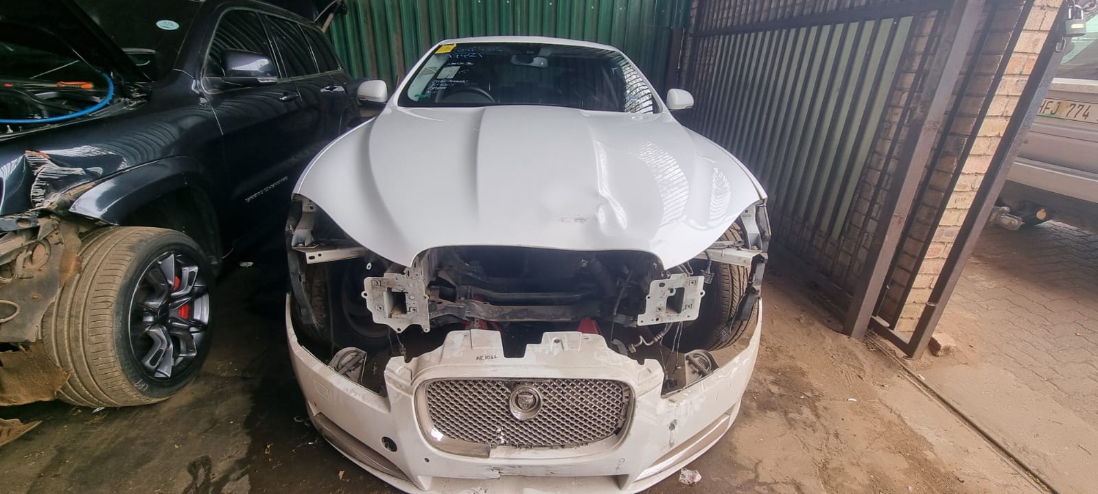 2013 Jaguar XF 3.0l V6 S/C Premuim Luxury Stripping for Spares 2013 Jaguar XF 3.0l V6 S/C Premuim Luxury Stripping for Spares