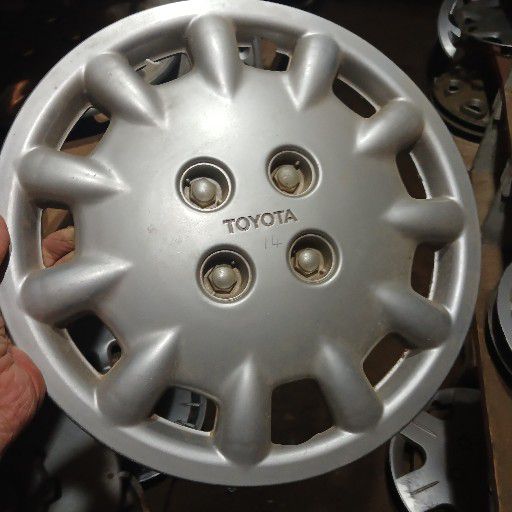 Toyota wheel cap - Private Seller Toyota wheel cap - Private Seller