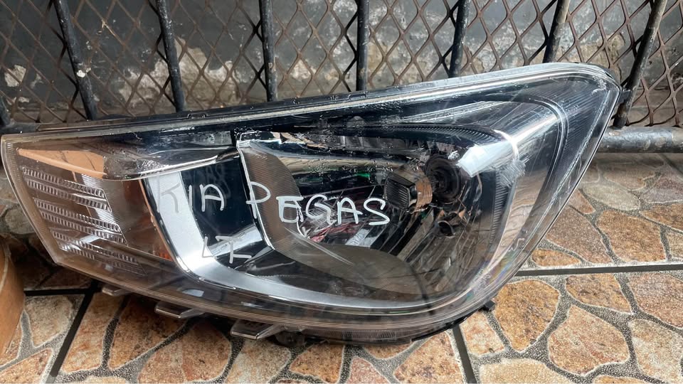 Kia Pegas sedan headlight - Private Seller