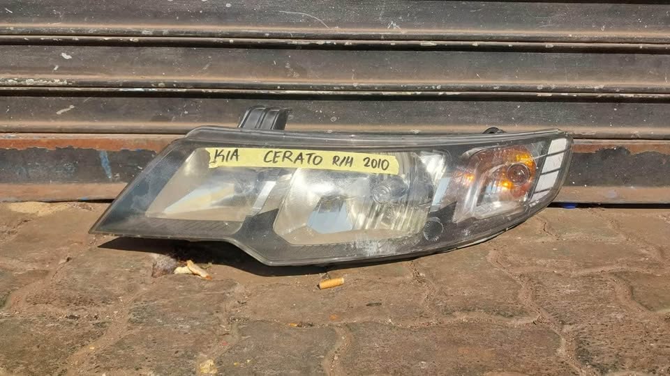 Kia Cerato headlight 2010 - Private Seller Kia Cerato headlight 2010 - Private Seller