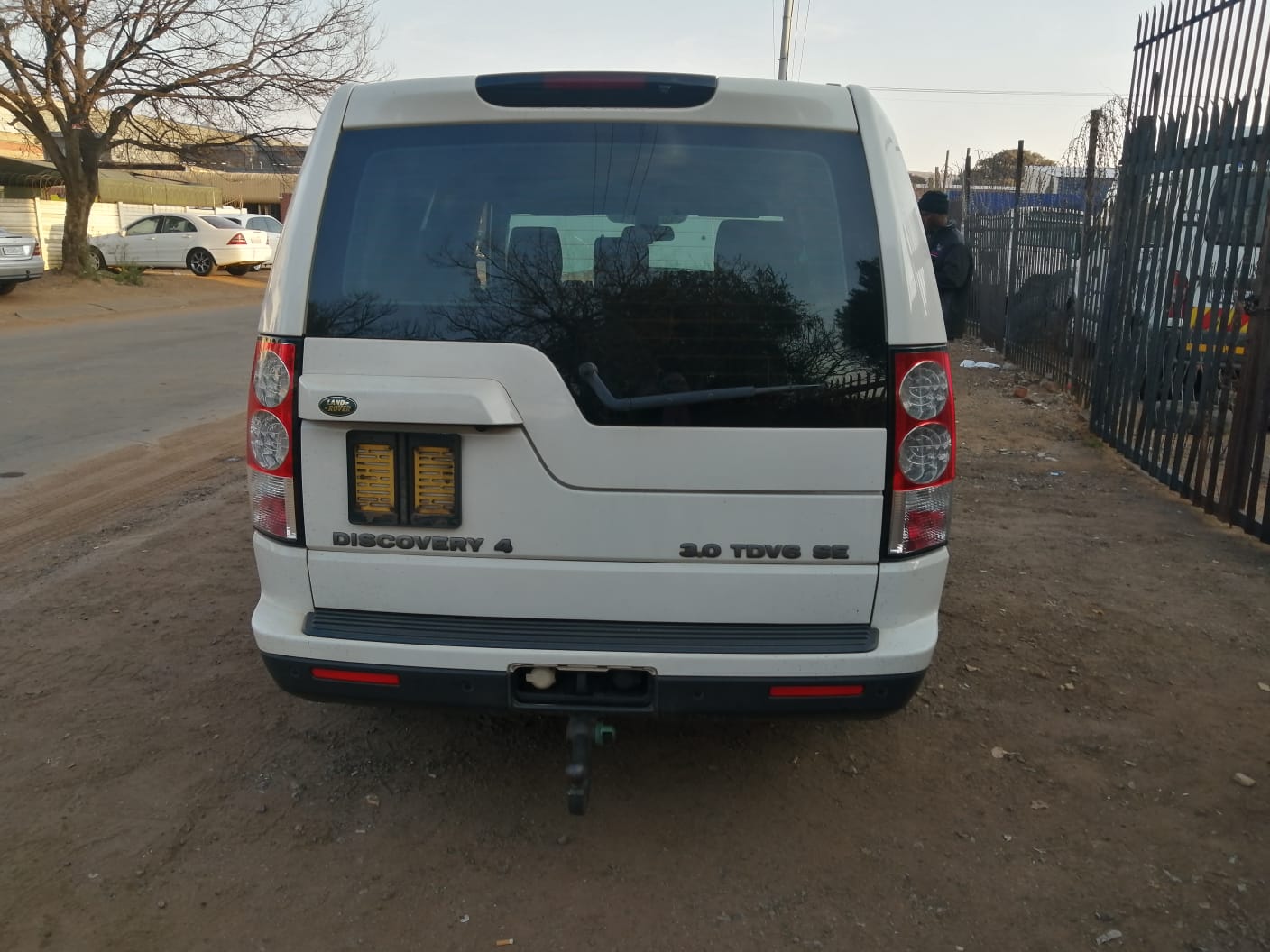 White Land Rover Discovery 4 TDV6 Stripping for Spares and Body Parts