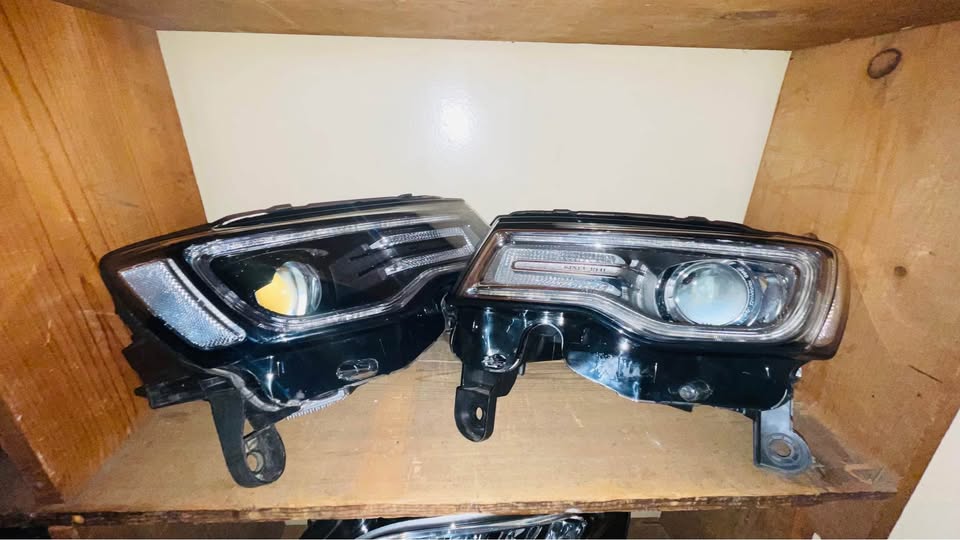 JEEP GRAND CHEROKEE XENON HEADLIGHTS 2013/16 - Private Seller JEEP GRAND CHEROKEE XENON HEADLIGHTS 2013/16 - Private Seller