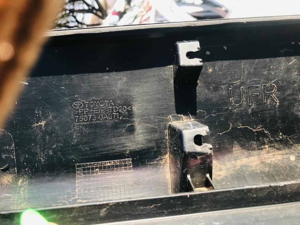 Toyota RAV4 right front door lower moulding - Private Seller Toyota RAV4 right front door lower moulding - Private Seller