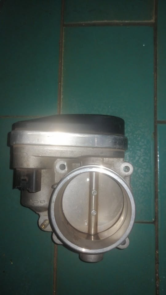 BMW 320i BMW 6 cylinder throttle body - Private Seller BMW 320i BMW 6 cylinder throttle body - Private Seller