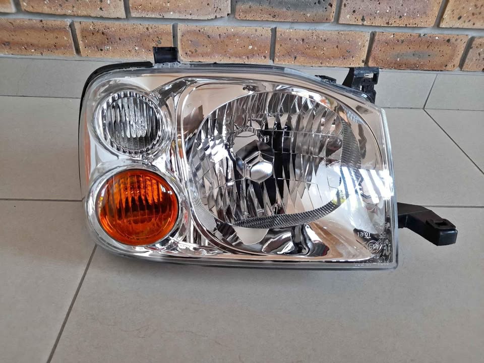 NISSAN HARDBODY NP300  HEADLIGHTS FORSALE