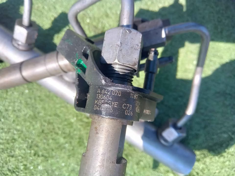 MERCEDES BENZ OM642 3.0 DIESEL ENGINE INJECTORS AND RAIL FOR SALE W164/ SPRINTER /W204 /W212/ VITO