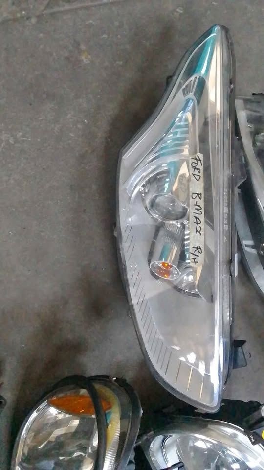 FORD B-MAX HEADLIGHTS - Private Seller FORD B-MAX HEADLIGHTS - Private Seller