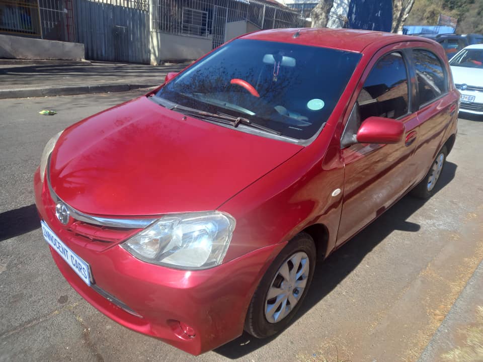 2013 TOYOTA ETIOS HATCHBACK 1.5 ENGINE PETROL, MANUAL, MAROON COLOR,