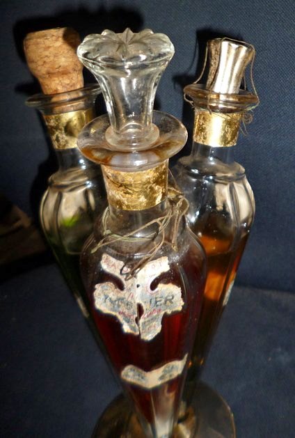 Vintage 3 Bottle stand